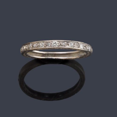 Media alianza con diamantes talla rosa en montura de oro blanco de 18K.