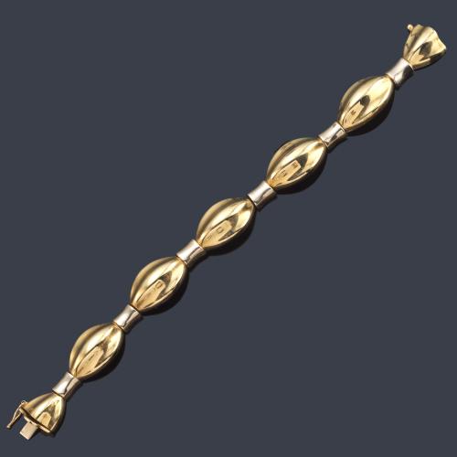 Pulsera con eslabones gallonados en montura de oro amarillo de 18K.