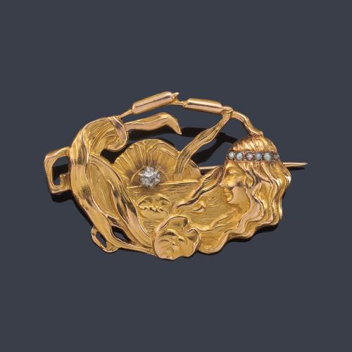Broche modernista con silueta femenina y ave en montura de oro amarillo de 18K y un diamante talla antigua. Ppios S.XX.