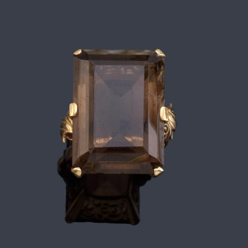 Anillo con cuarzo ahumado talla rectangular en montura de oro amarillo de 14K.