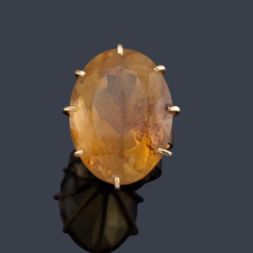 Anillo con cuarzo citrino talla oval en montura de oro amarillo de 18K.