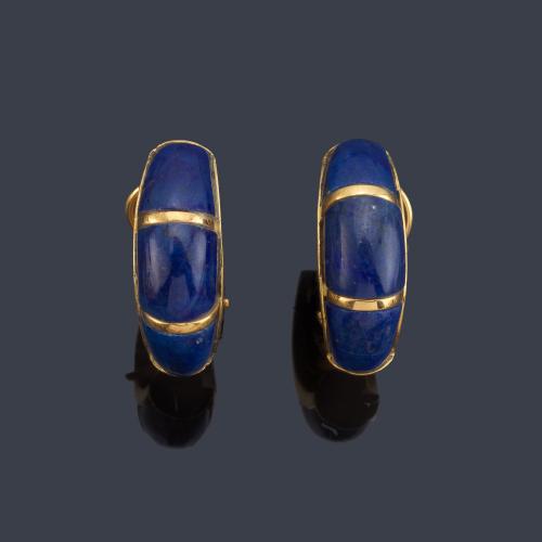 Pendientes tipo criolla con piezas pulidas de lapislázuli en montura de oro amarillo de 18K.