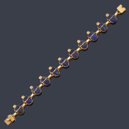 Pulsera con motivos de escarabajos con lapislázuli en montura de oro amarillo de 18K.
