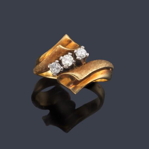Anillo años '70 con tres brillantes centrales de aprox. 0,15 ct en total