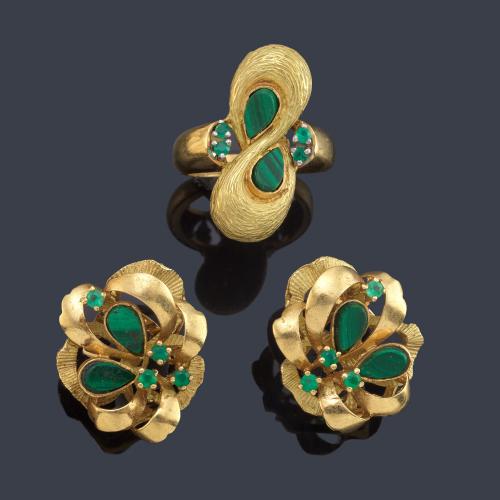 Pendientes cortos y anillo con diseño ondulado con esmeraldas y malaquitas talla perilla. Años '70.