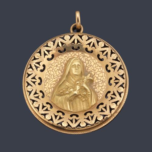 Medalla devocional con La Imagen de Santa Teresa sosteniendo un crucifijo y rosas en su mano.