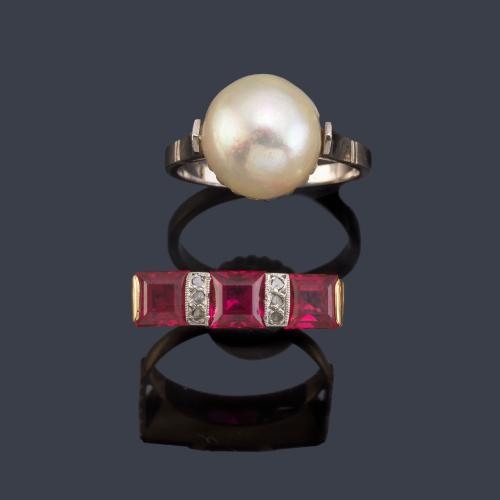 Lote con dos anillos uno con perla en oro blanco de 18K y otro retro con tres rubíes sintéticos en oro amarillo de 18K.