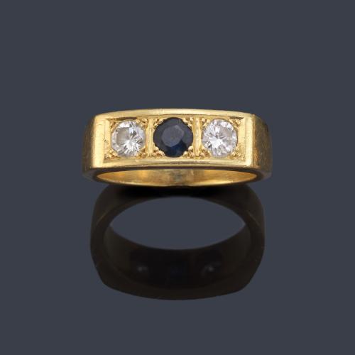  Tresillo con pareja de brillantes de aprox. 0,50 ct en total y zafiro central. Años '30.