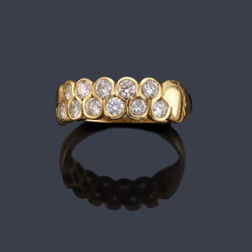  Anillo con doble banda de brillantes de aprox. 0,77 ct en total.