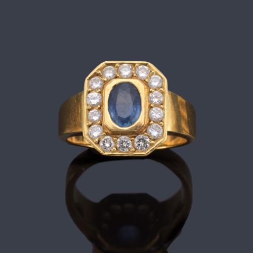 Anillo con zafiro talla oval de aprox. 1,00 ct con orla de brillantes de aprox. 0,85 ct en total. Dictamen IGE.