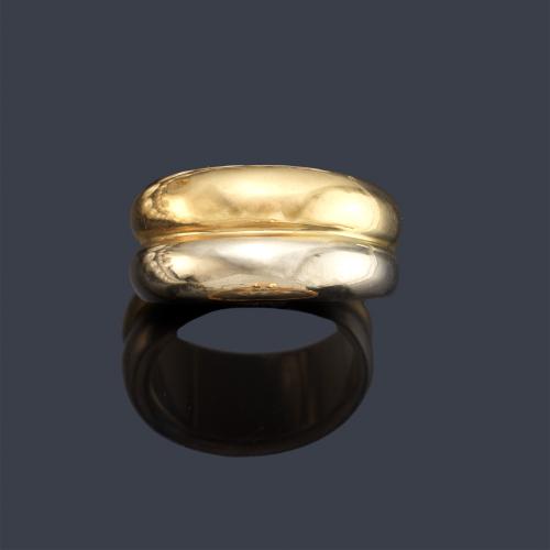 Anillo con doble aro en oro blanco y amarillo de 18K.