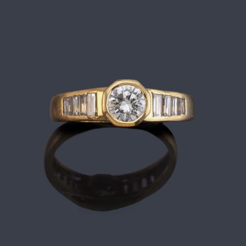  Anillo con brillante central de aprox. 0,70 ct y banda de diamantes talla baguette de aprox. 0,35 ct en total.