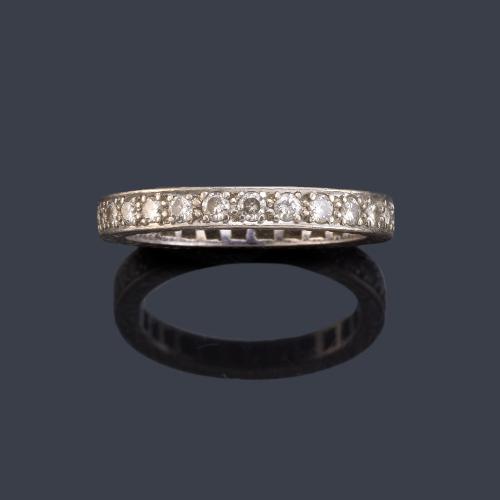  Alianza completa con brillantes en montura de oro blanco de 18K.