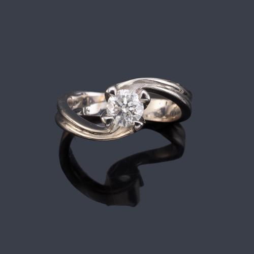  Solitario con brillante de aprox. 0,60 ct en montura de oro blanco de 18K.