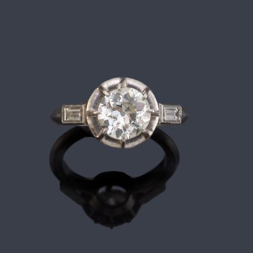  Solitario con un diamante talla antigua de aprox. 1,30 ct en total y dos diamantes talla baguette.