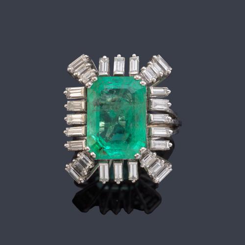 Anillo con esmeralda central de aprox. 11,92 ct con orla de diamantes talla baguette de aprox. 1,90 ct en total.