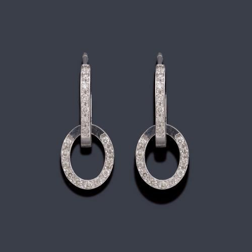 Pendientes largos con doble motivo ovalado con brillantes en montura de oro blanco de 18K.