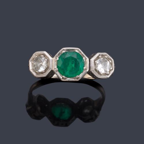 Anillo con esmeralda central de aprox. 1,00 ct con dos diamantes talla antigua de aprox. 0,60 ct en total.