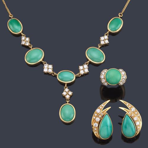  Collar, pendientes cortos y anillo con turquesas talla cabujón y brillantes de aprox. 2,40 ct en total.