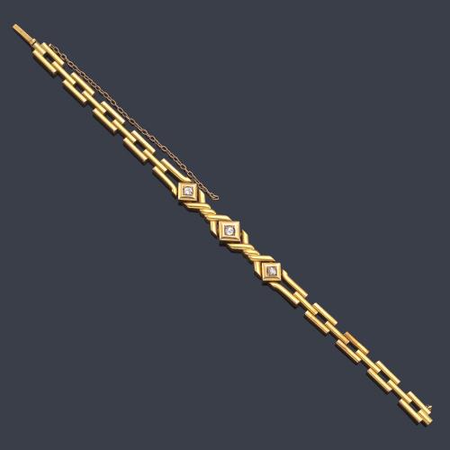 Pulsera con tres motivos geométricos con brillantes en montura de oro amarillo de 18K.