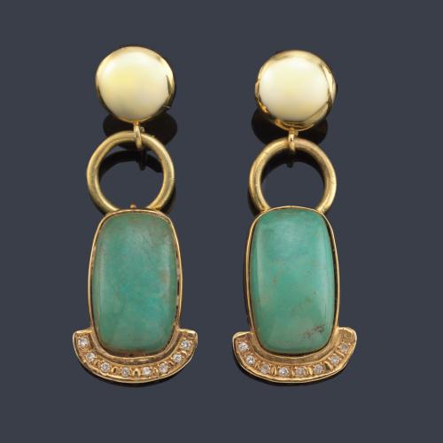 Pendientes largos con pareja de amazonitas pulidas en montura de oro amarillo de 18K.