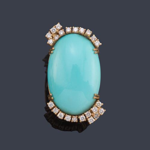 Anillo con gran turquesa central talla cabujón y banda de brillantes de aprox. 0,72 ct en total.