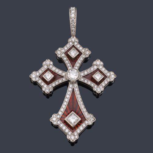 Cruz pometeada con diamantes talla brillante y princesa de aprox. 4,10 ct en total sobre esmalte guilloché color burdeos.