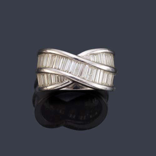 Anillo con doble banda de diamantes talla baguette de aprox. 1,65 ct en total.