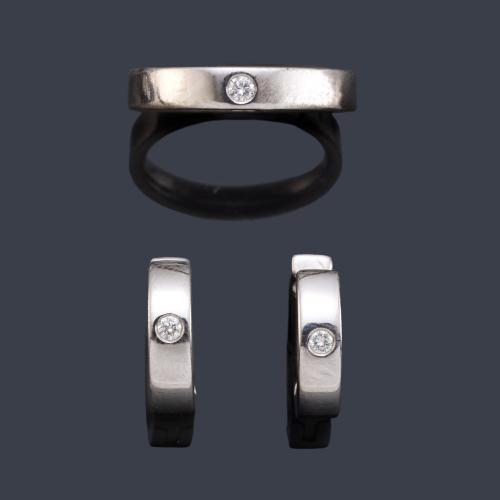  Pendientes tipo criolla y anillo tipo alianza con un brillantito.