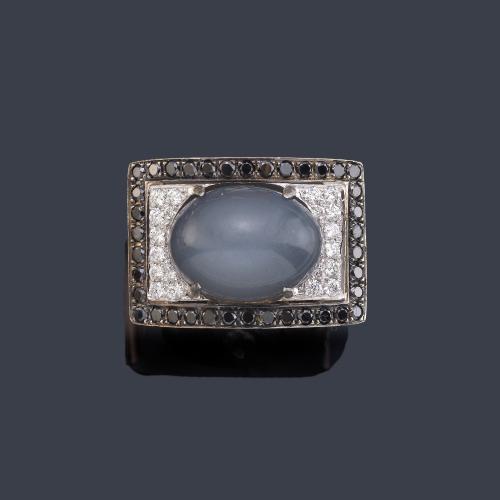  Anillo maxi con piedra luna talla cabujón sobre pavé de brillantes incoloros y negros.