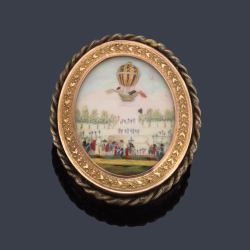 Broche de pulsera con miniatura pintada a mano enmarcado con detalle floral en oro amarillo de 18K y montura de plata.