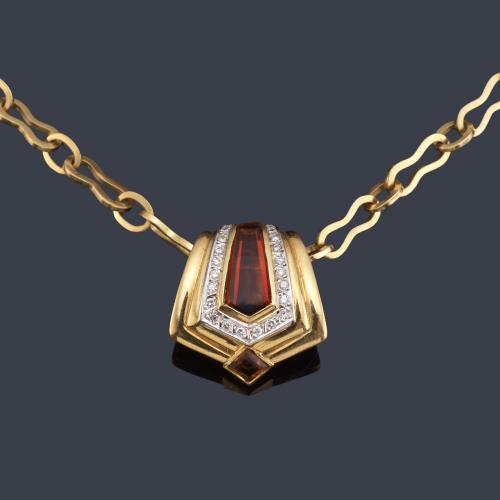 Colgante con diseño geométrico con cuarzo citrino facetado y brillantes en montura de oro amarillo de 18K.