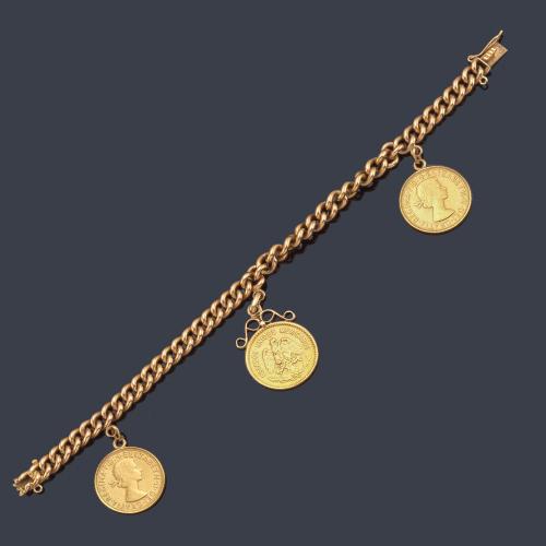 Pulsera con eslabones barbados en montura de oro amarillo de 18K y tres monedas de 22K.