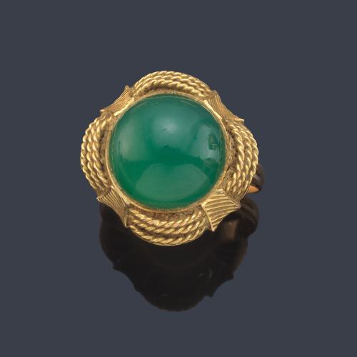 Anillo con crisoprasa talla cabujón en montura de oro amarillo de 18K.