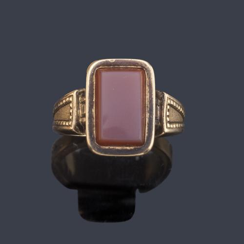Anillo tipo sello con carneola central en montura de oro amarillo de 14K.