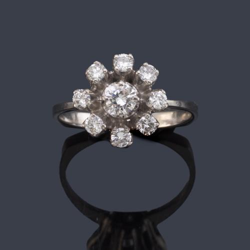  Anillo con diseño de rosetón con brillantes de aprox. 0,60 ct en total.