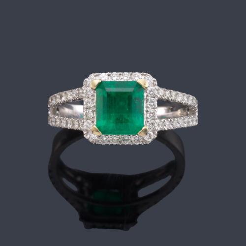  Anillo con esmeralda central de aprox. 1,70 ct con orla y doble banda de brillantes.