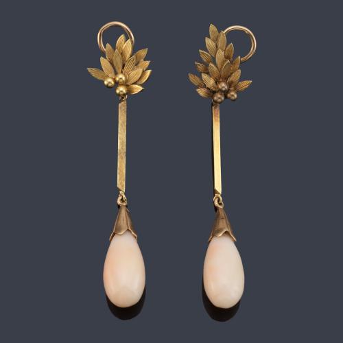 Pendientes largos años '70 con pareja de chupones de coral sobre montura de oro amarillo de 18K.