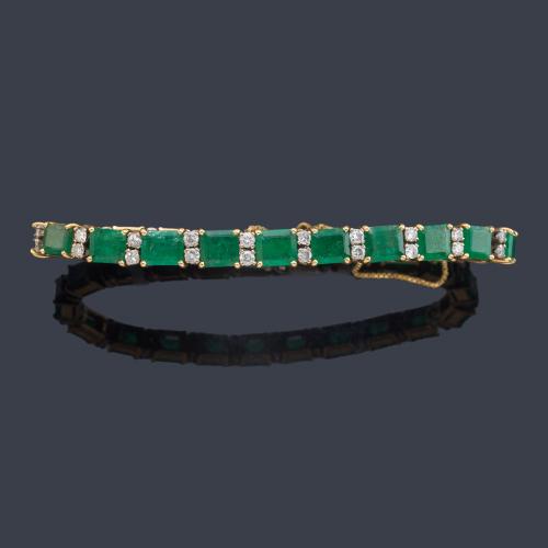 Pulsera con esmeraldas de aprox. 21,00 ct en total intercalado con pareja de brillantes de aprox. 2,00 ct en total.