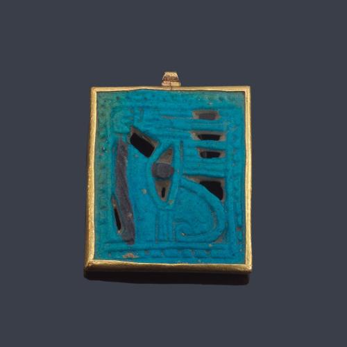 Fayenza egipcia que representa el ojo de Horus en turquesa enmarcada en oro amarillo de 18 K.