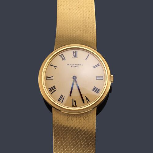 PATEK PHILIPPE Calatrava ref. 3591/2 de caballero con caja y brazalete en oro amarillo de 18 K, circa 1973.