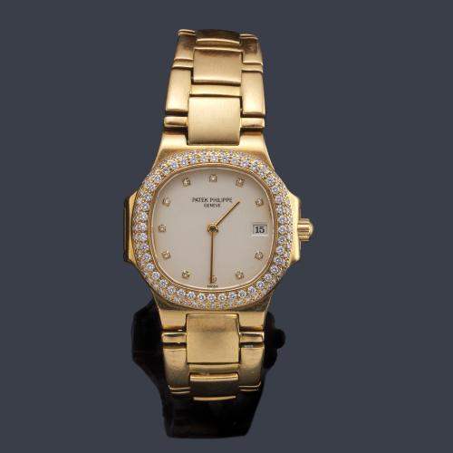 PATEK PHILIPPE Nautilus Lady con caja y brazalete en oro amarillo de 18 K con orla de brillantes.