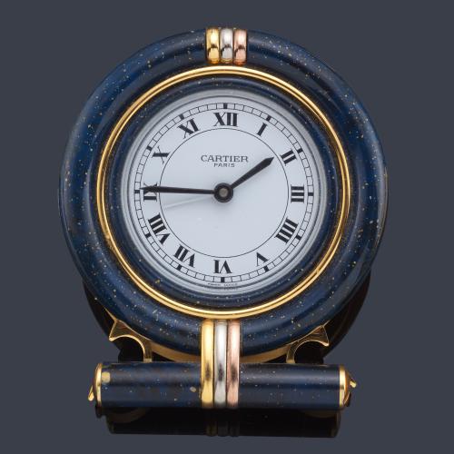 Reloj despertador de CARTIER en metal dorado y esmalte simulando lapislázuli.