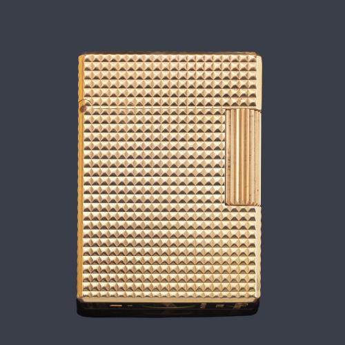 Mechero St. DUPONT dorado con decoración punta de diamante.