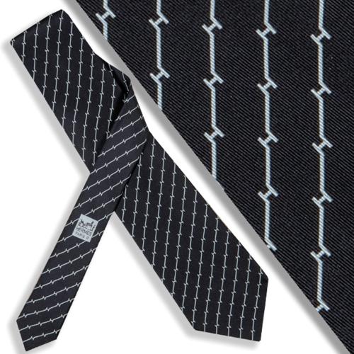 Corbata Hermés rayas con logotipos sobre fondo negro.