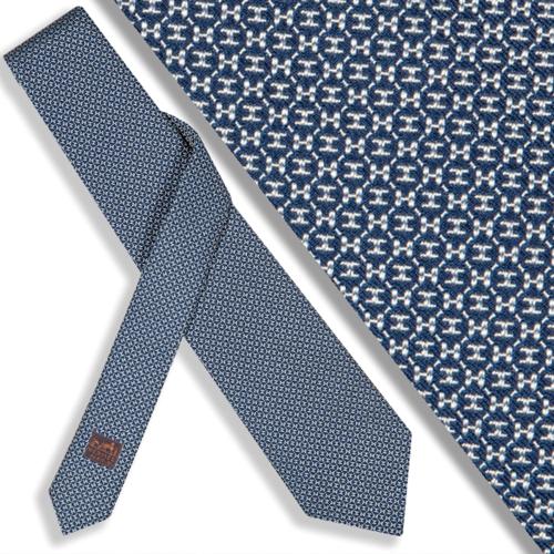 Corbata Hermés logotipo sobre fondo azul marino.