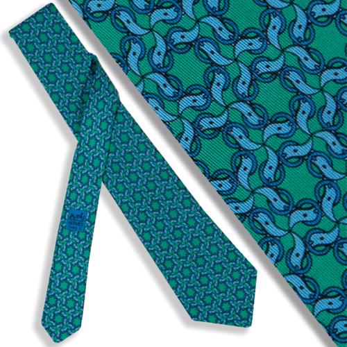 Corbata Hermés motivos nudos sobre fondo verde