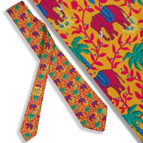 Corbata Hermés motivo de elefantes y palmeras.
