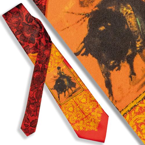 Corbata, Christian Lacroix, París. Motivos tauromaquia sobre fondo naranja.