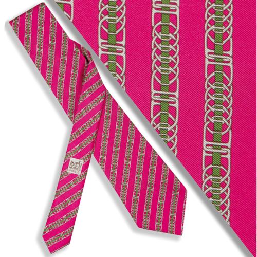 Corbata Hermés con motivos de herrajes sobre fondo rosa